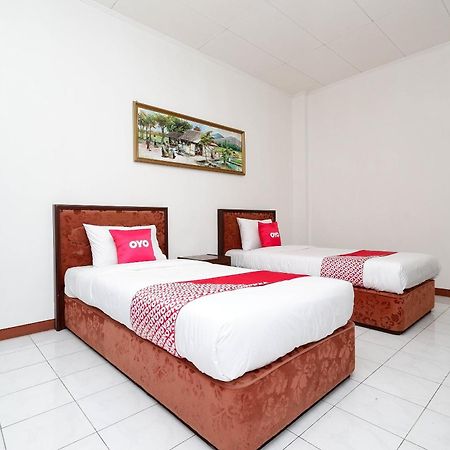 Super Oyo Capital O 1644 Hotel Griya Kencana Solo Esterno foto