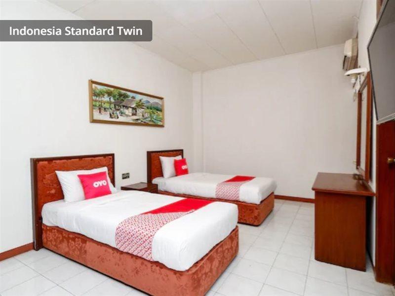 Super Oyo Capital O 1644 Hotel Griya Kencana Solo Esterno foto