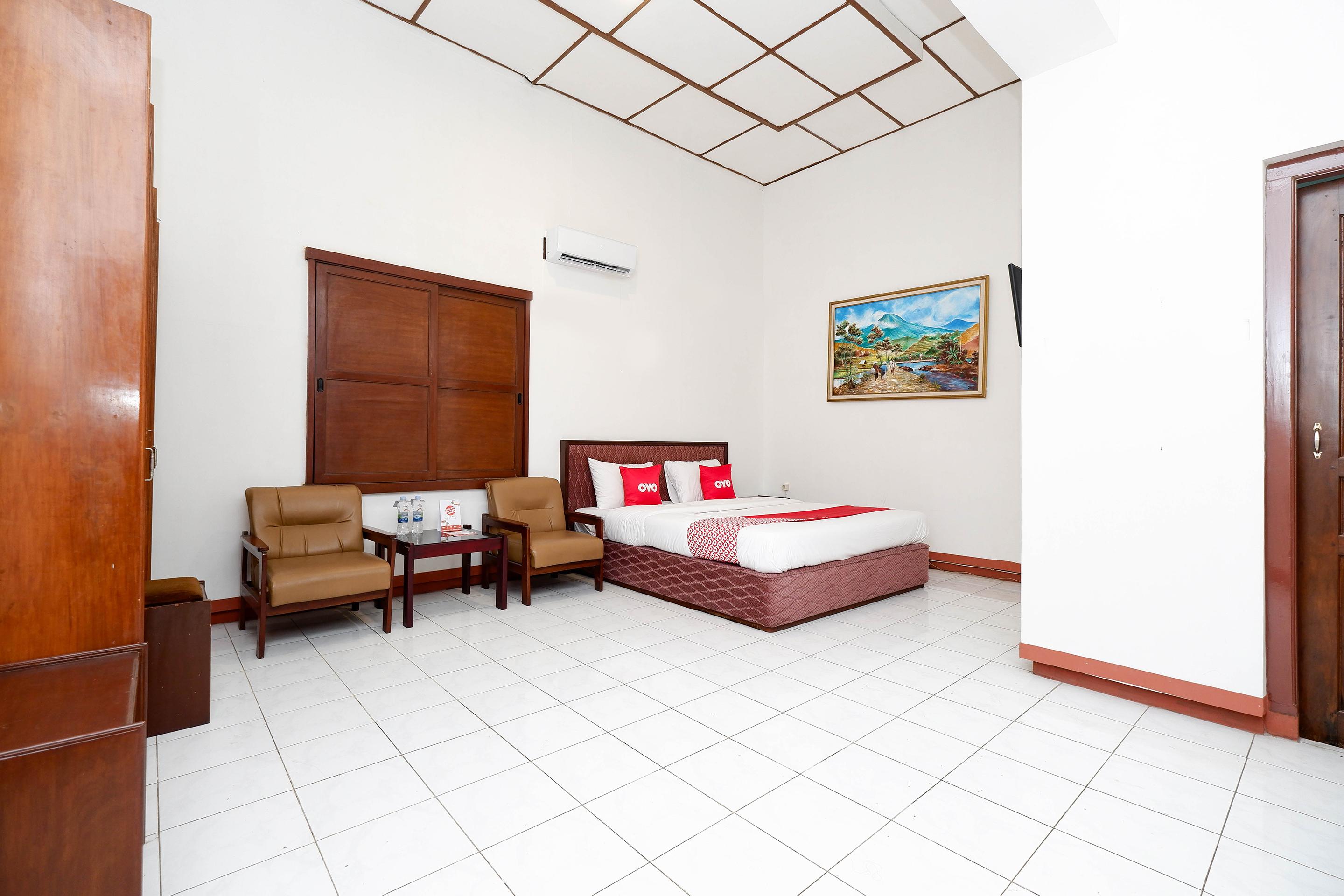 Super Oyo Capital O 1644 Hotel Griya Kencana Solo Esterno foto