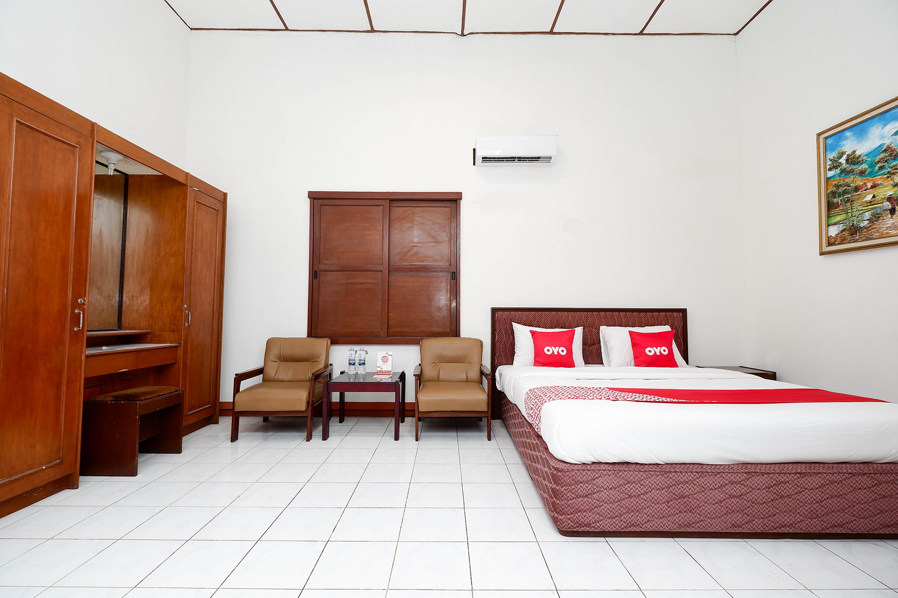 Super Oyo Capital O 1644 Hotel Griya Kencana Solo Esterno foto