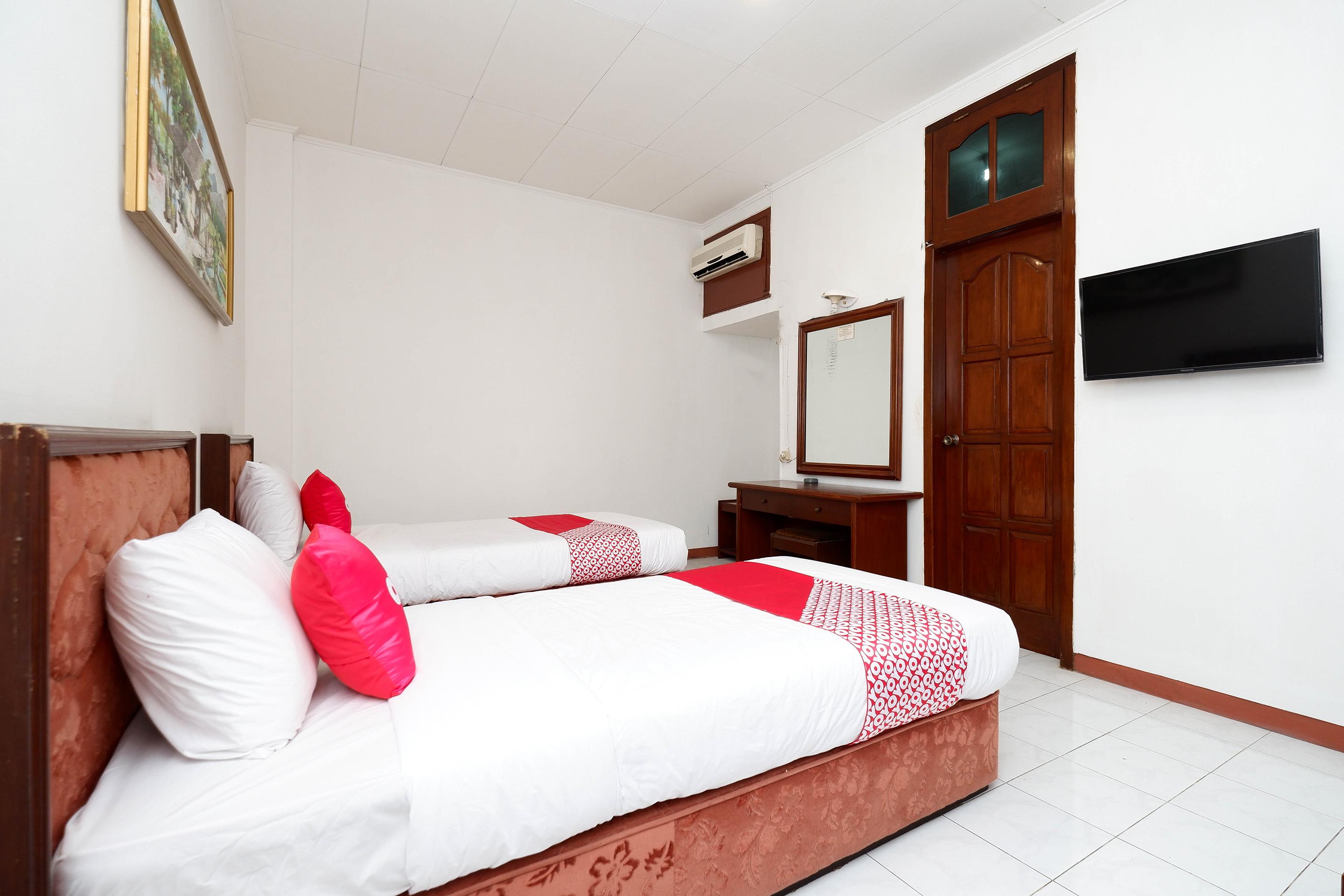 Super Oyo Capital O 1644 Hotel Griya Kencana Solo Esterno foto