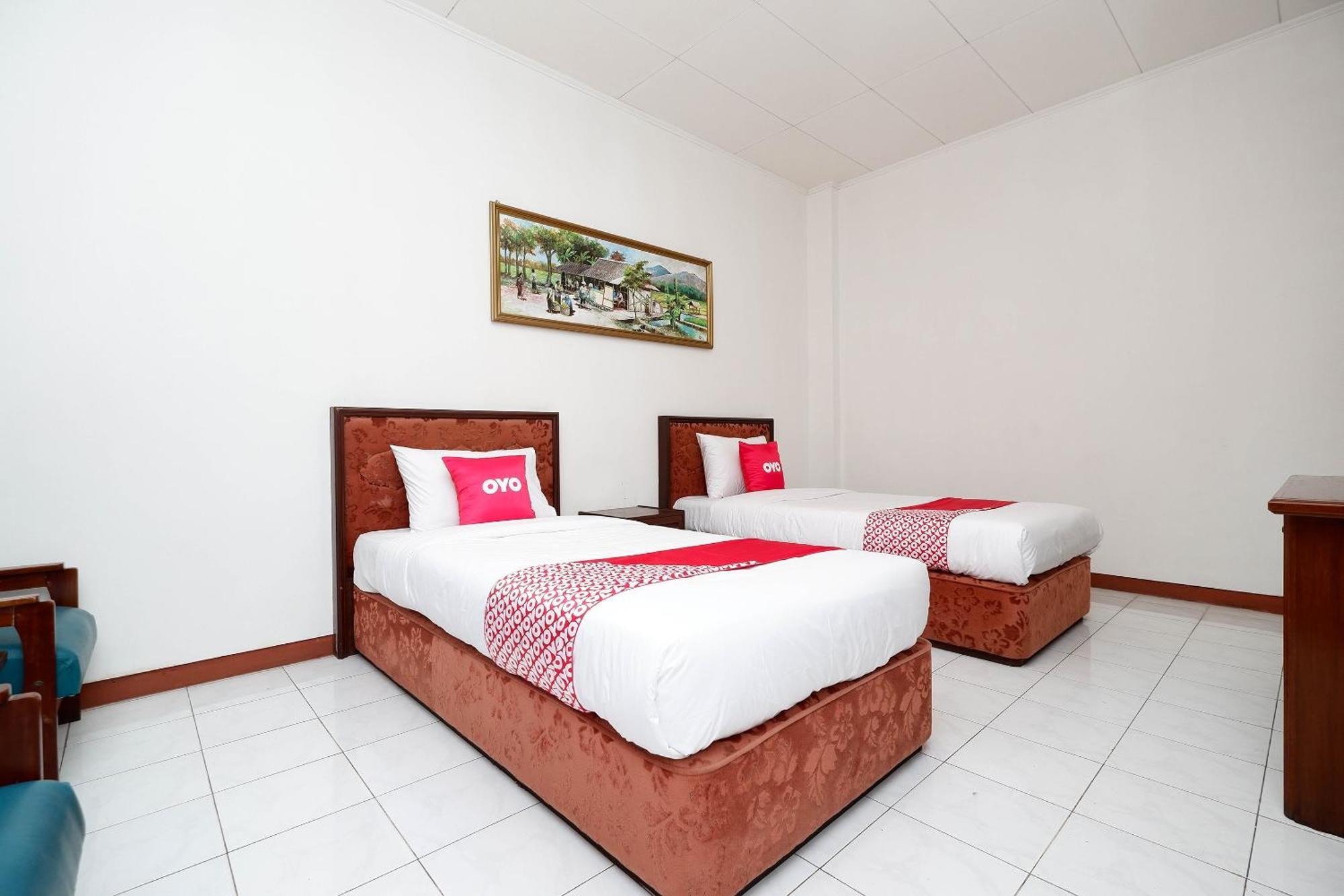Super Oyo Capital O 1644 Hotel Griya Kencana Solo Esterno foto