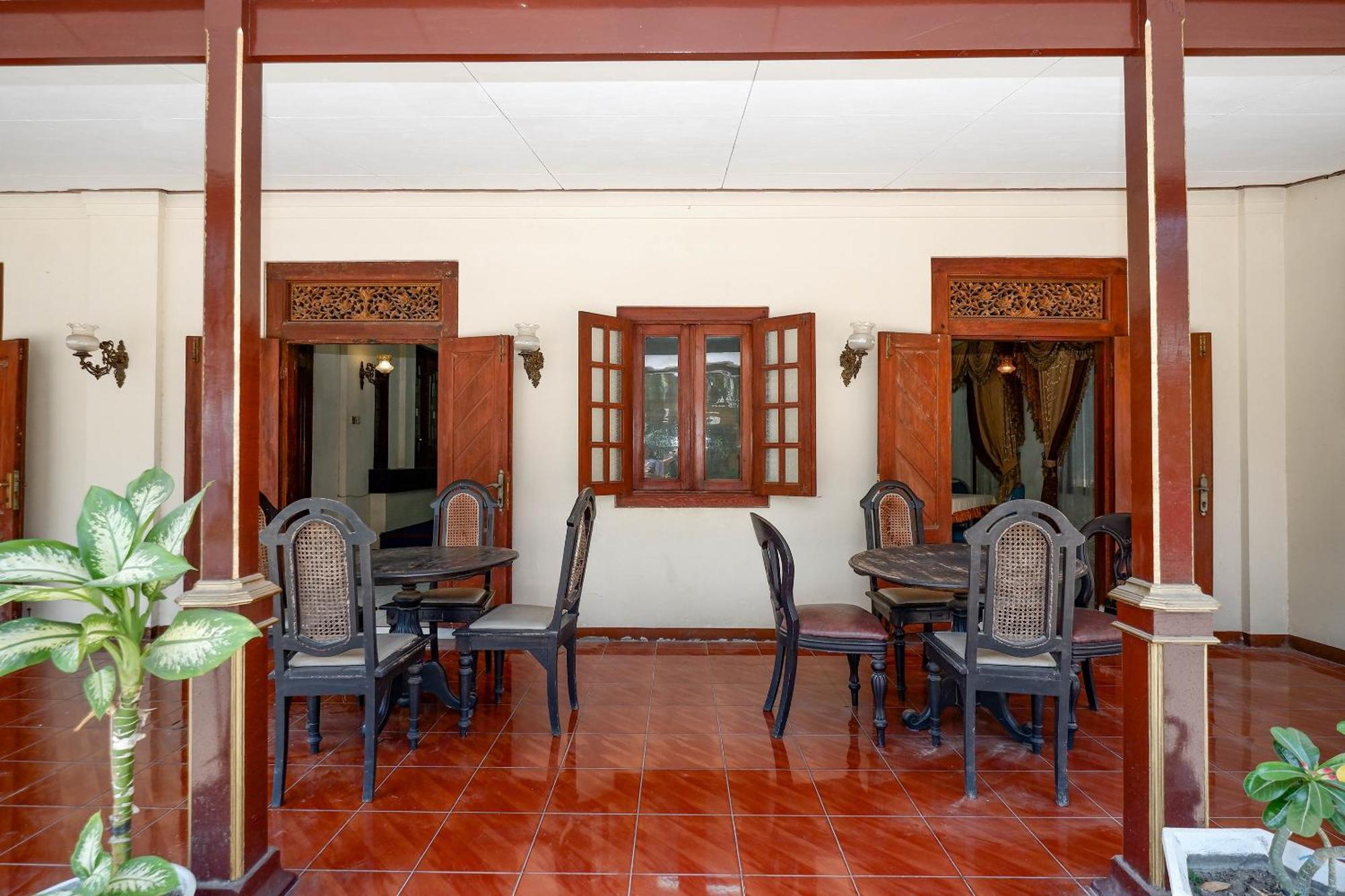 Super Oyo Capital O 1644 Hotel Griya Kencana Solo Esterno foto