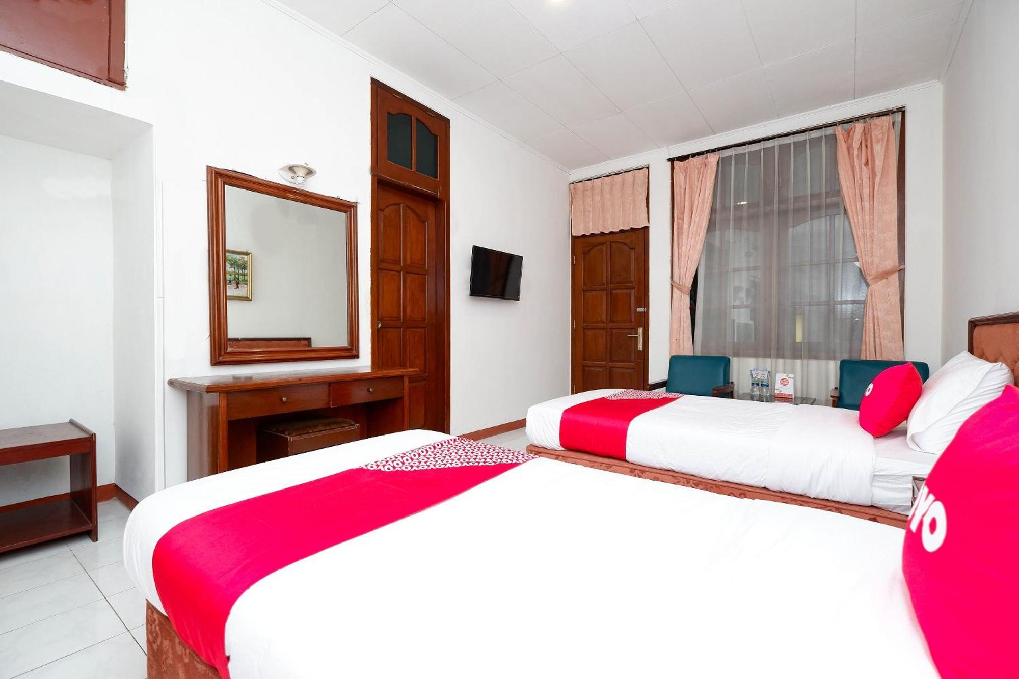 Super Oyo Capital O 1644 Hotel Griya Kencana Solo Esterno foto