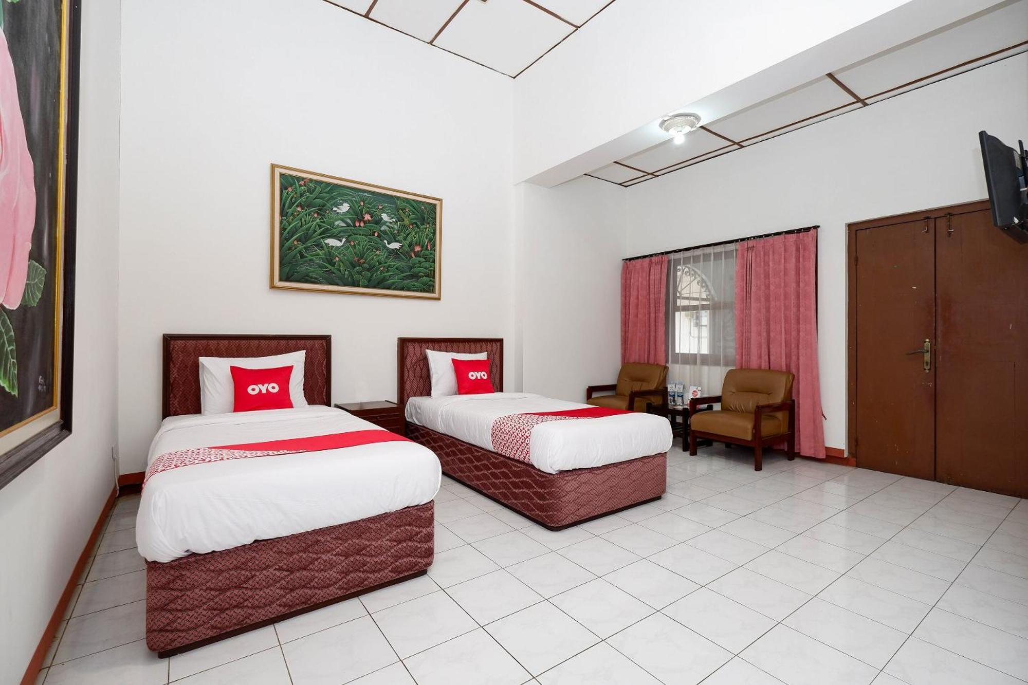 Super Oyo Capital O 1644 Hotel Griya Kencana Solo Esterno foto