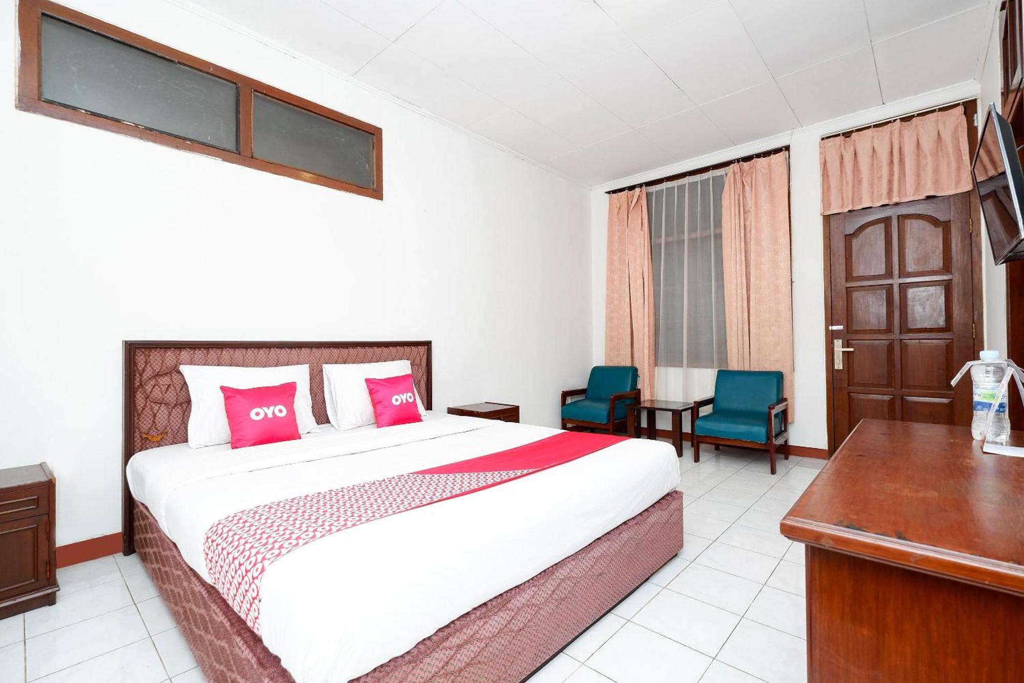 Super Oyo Capital O 1644 Hotel Griya Kencana Solo Esterno foto