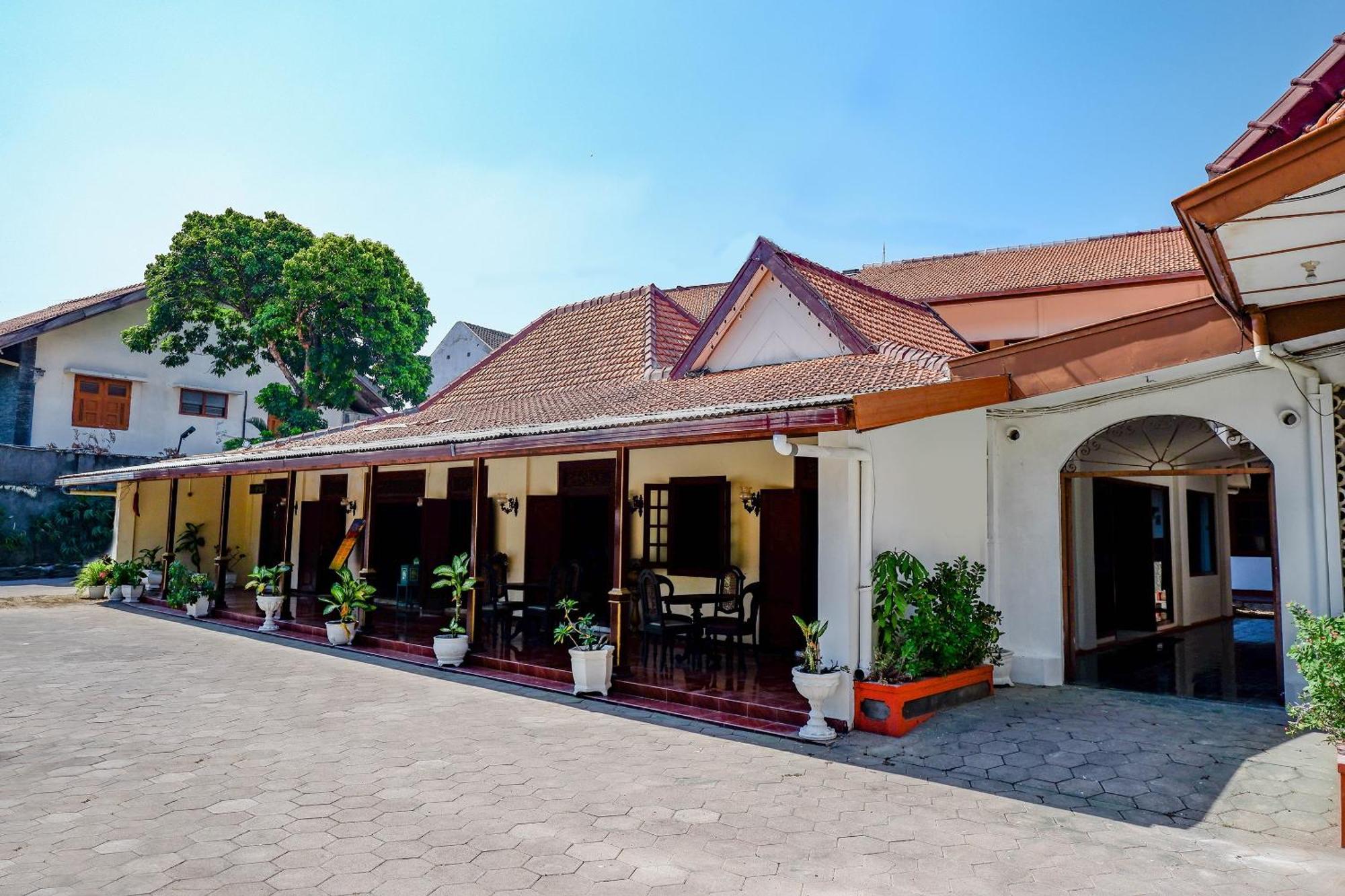 Super Oyo Capital O 1644 Hotel Griya Kencana Solo Esterno foto