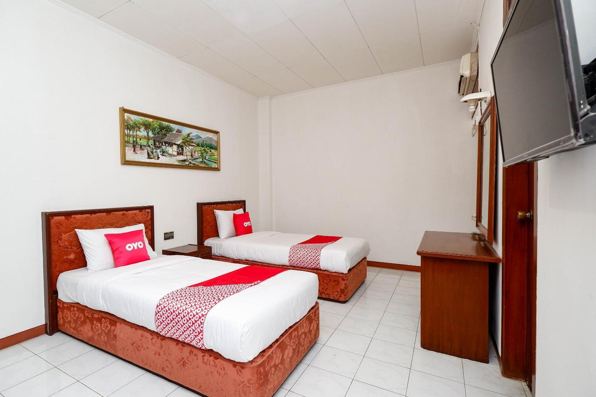 Super Oyo Capital O 1644 Hotel Griya Kencana Solo Esterno foto
