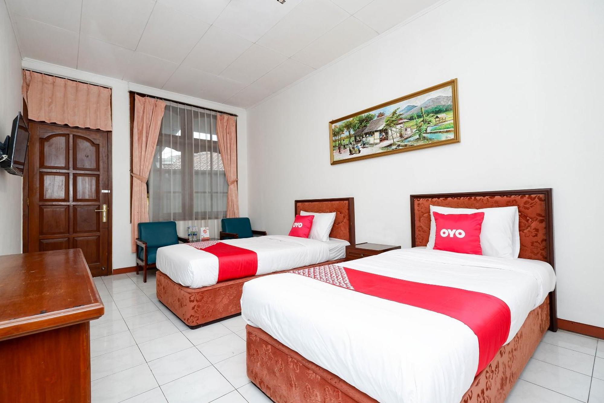 Super Oyo Capital O 1644 Hotel Griya Kencana Solo Esterno foto