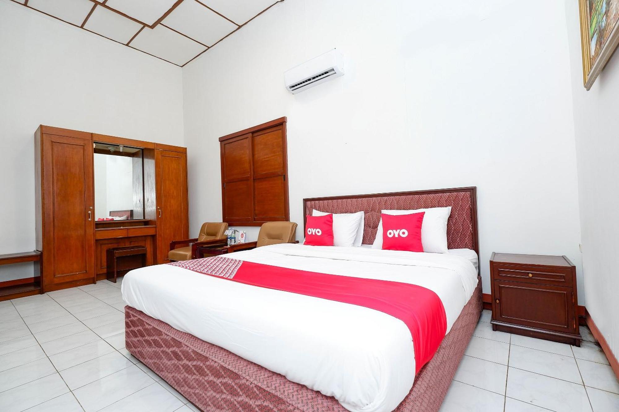 Super Oyo Capital O 1644 Hotel Griya Kencana Solo Esterno foto