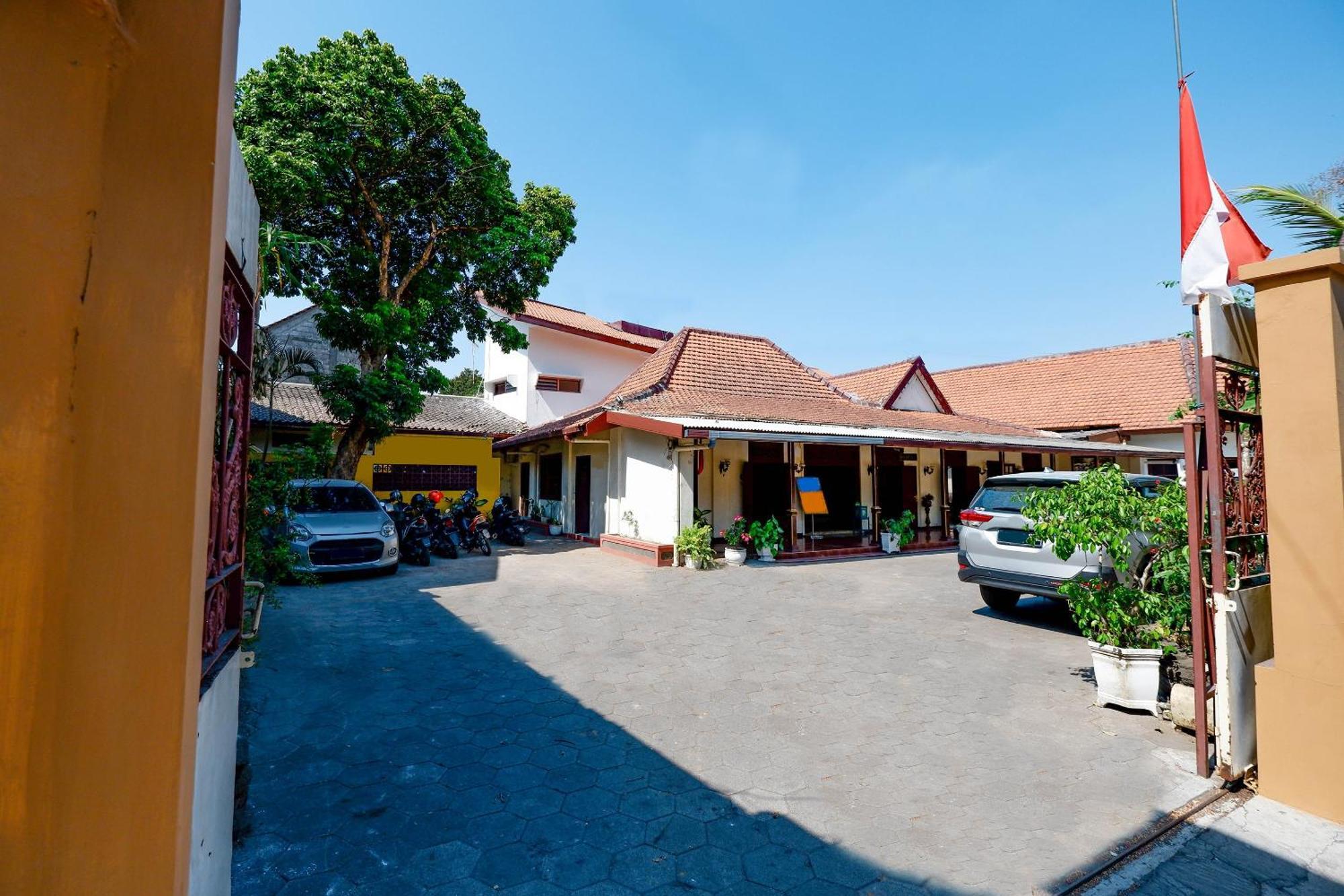 Super Oyo Capital O 1644 Hotel Griya Kencana Solo Esterno foto