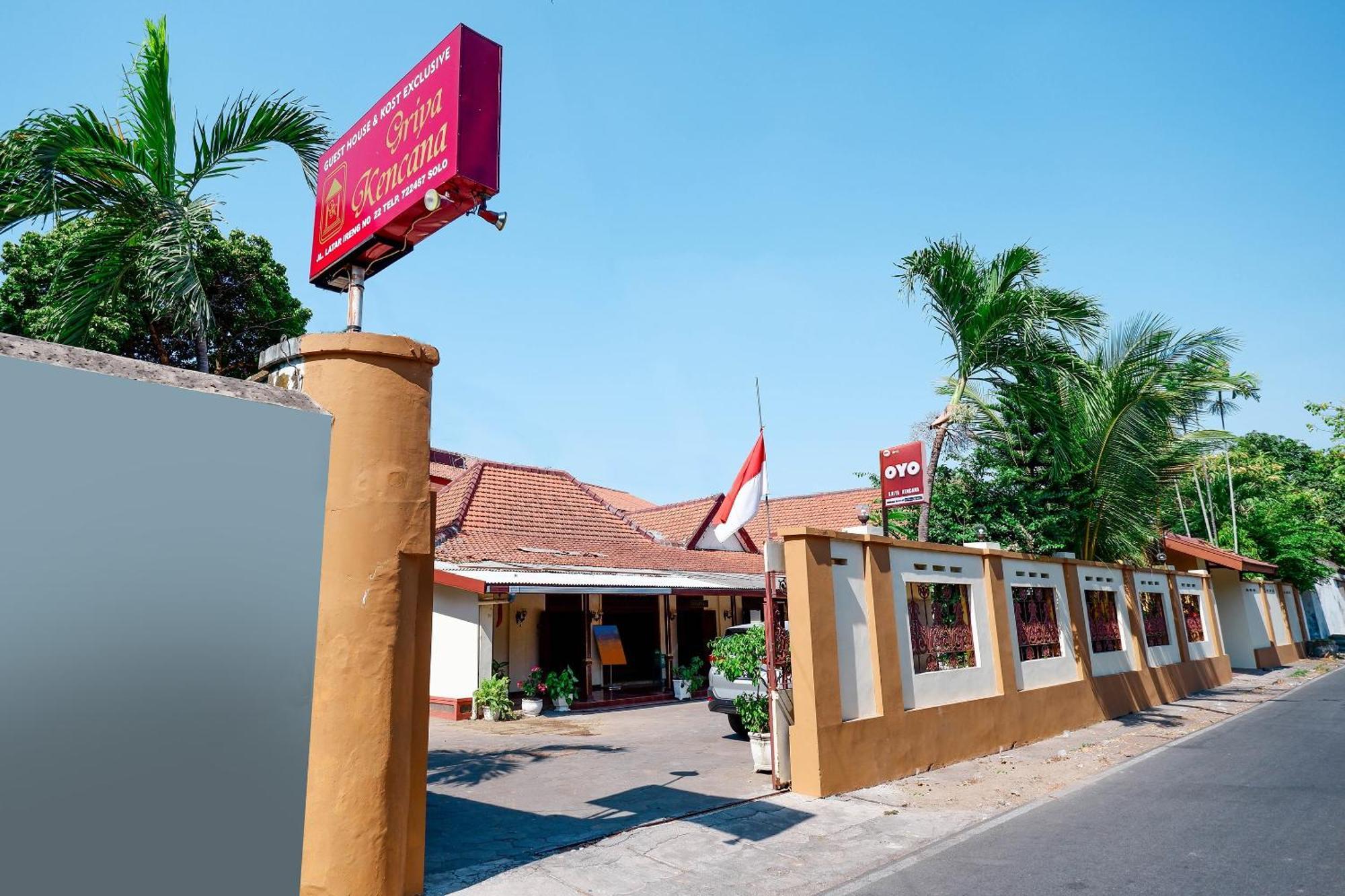 Super Oyo Capital O 1644 Hotel Griya Kencana Solo Esterno foto