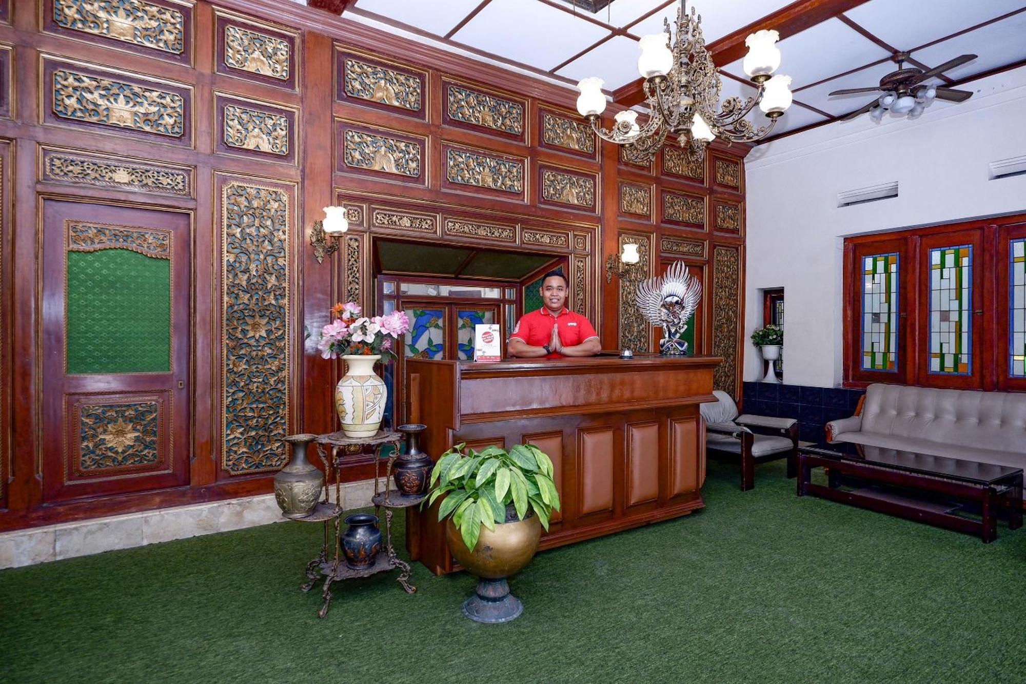 Super Oyo Capital O 1644 Hotel Griya Kencana Solo Esterno foto