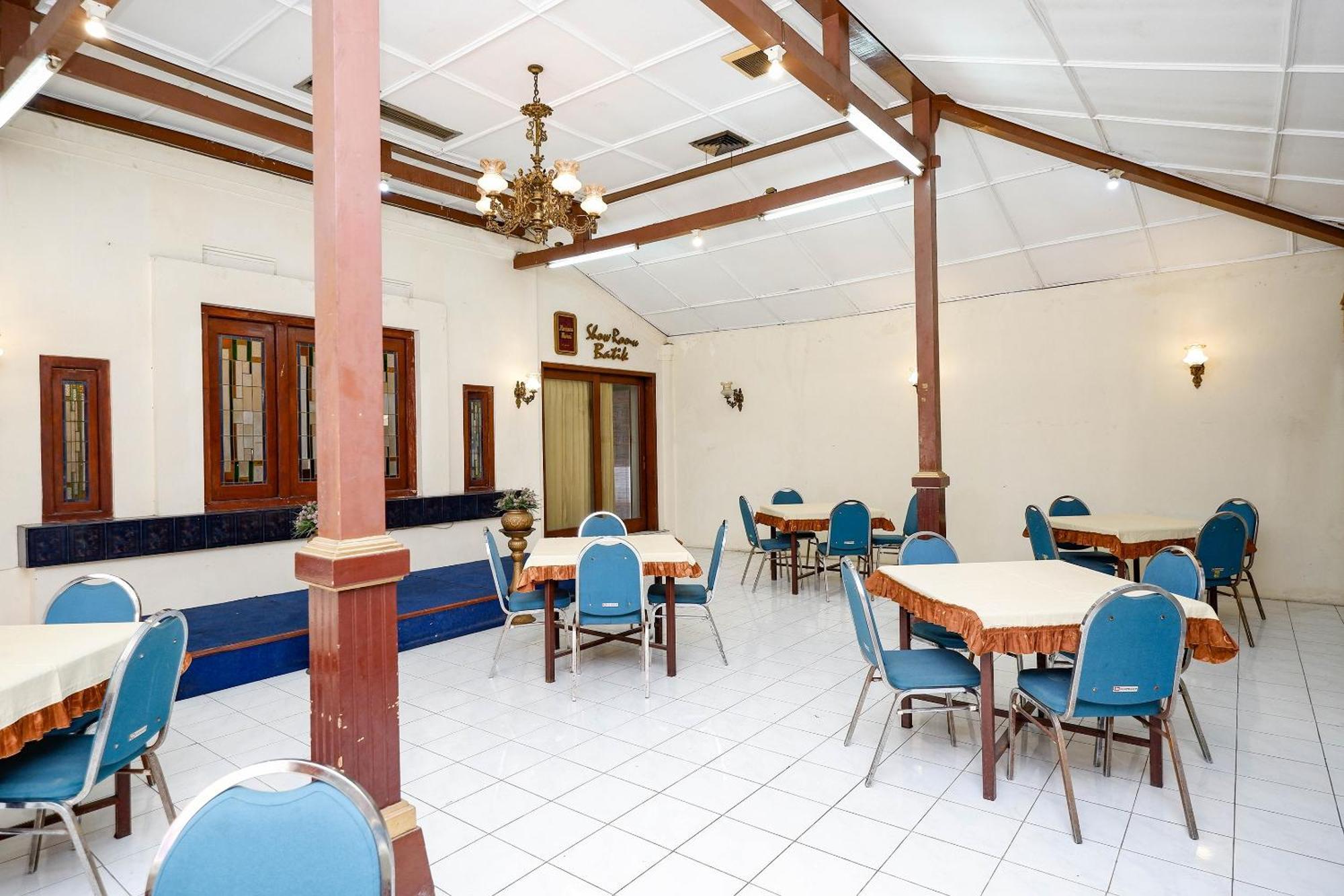 Super Oyo Capital O 1644 Hotel Griya Kencana Solo Esterno foto